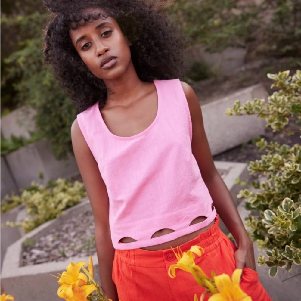 Eve Gravel Sleeveless Top with Cutout Hem